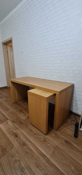 письменный стол с выдвижной панелью — модель IKEA MALM (ИКЕА МАЛЬМ)