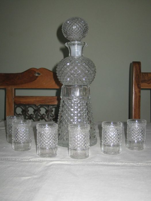 Сервизи, чаши, Цени от 8 до 50  евро, за снимка.