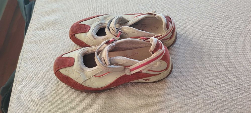 pantofi sport 38; 2 buc la 250  div marci