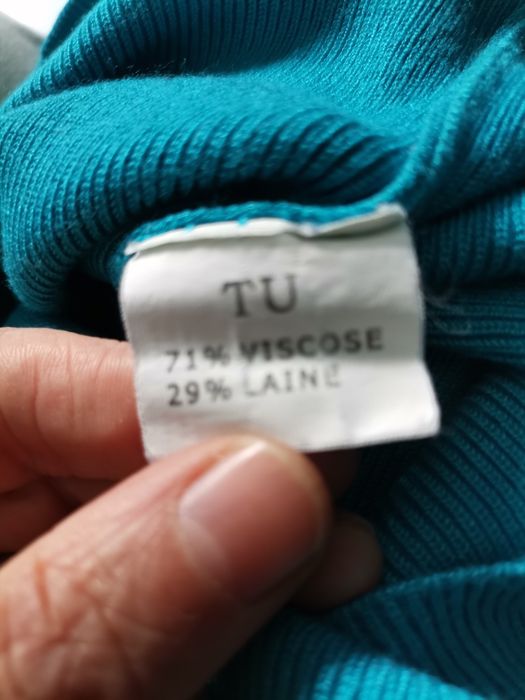 Тюркоазена плетена блузка с интересен гръб