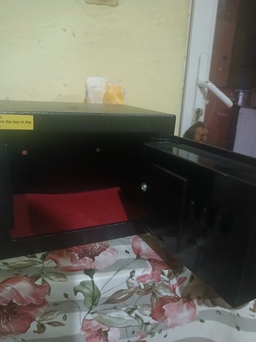 Mini Seif de vanzare , cu cheie , fier solid , pret 200RON