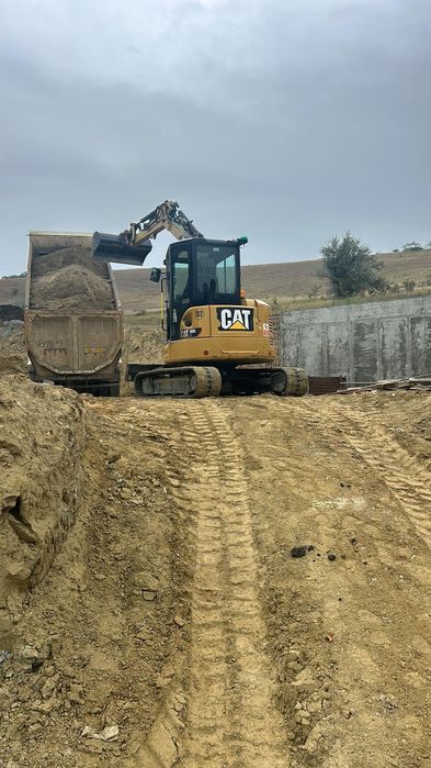 Închiriez buldoexcavator excavator basculante 8x4 buldozer compactor