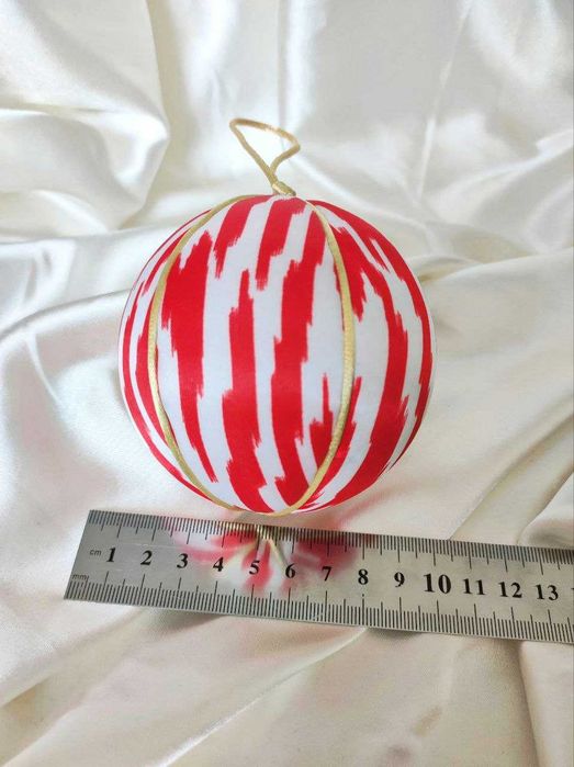 Новогодние игрушки ручной работы в национальном узбекском стиле. Икат