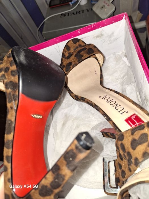 Продам обувь каждая пара 2000 тысячи.