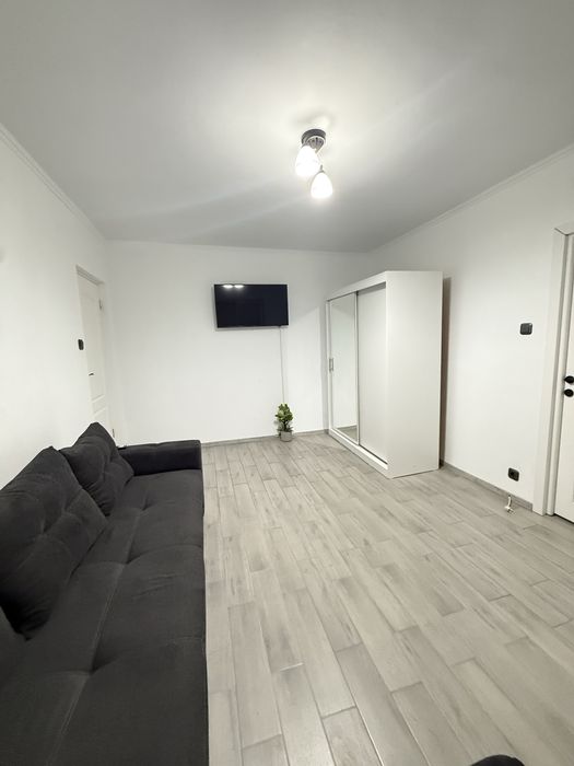 Vand apartament cu doua camere , zona Velenta