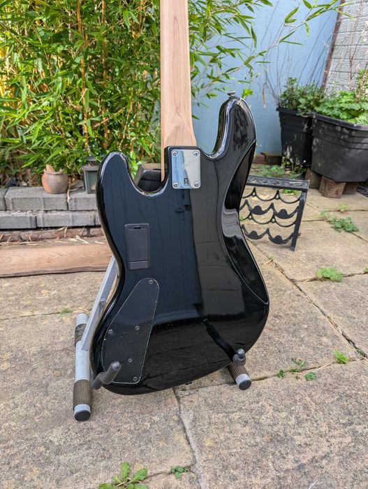 Chitară bass Fender Squier Deluxe Jazz IV Activ, negru