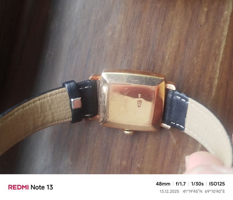 Мужские золотые часы Наири СССР
Для ценителей классики!
Часы в отличн