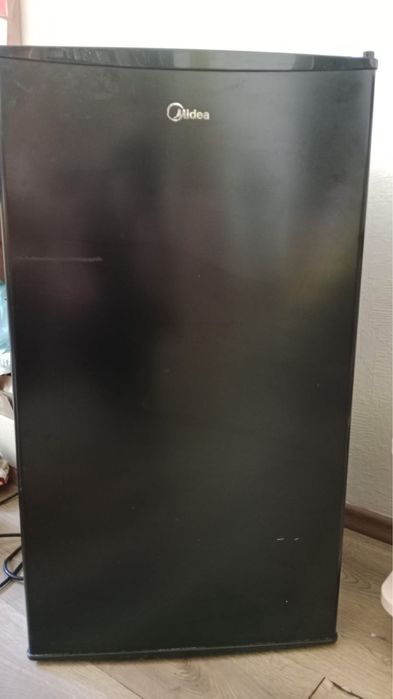 Холодильник маленький черный