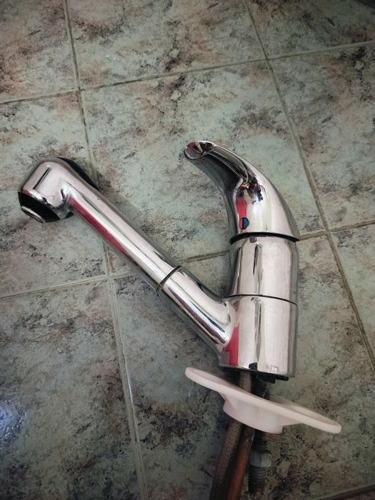 Смесител стоящ Видима с изтеглящ се душ 40 лева