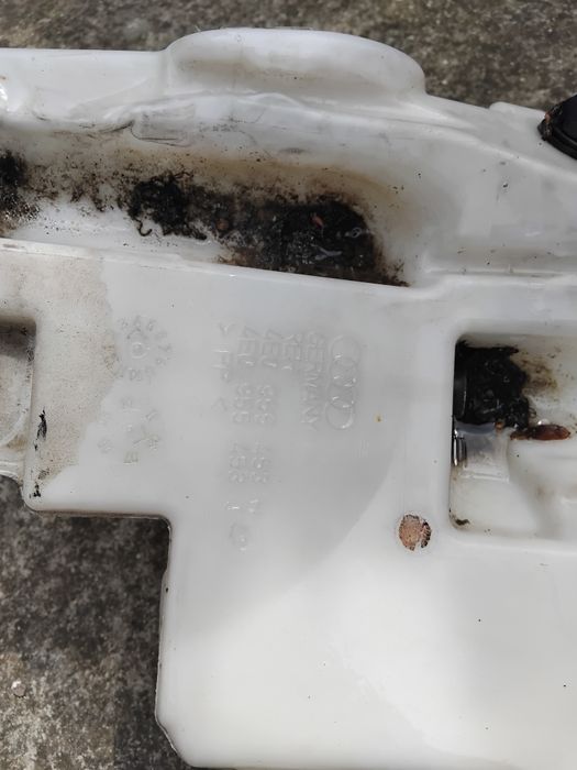 Казанче течност за чистачки Audi A8 D3 Ауди