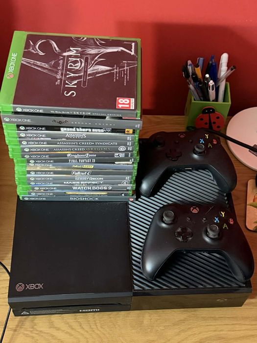 Vând Xbox one. Vând jocuri.