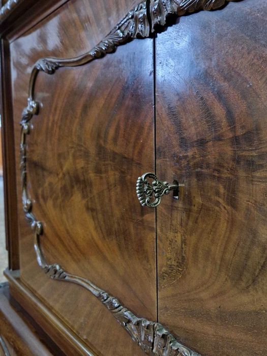 Антикварен витринен шкаф от масивен орех в стил "ЛУИ XV"
