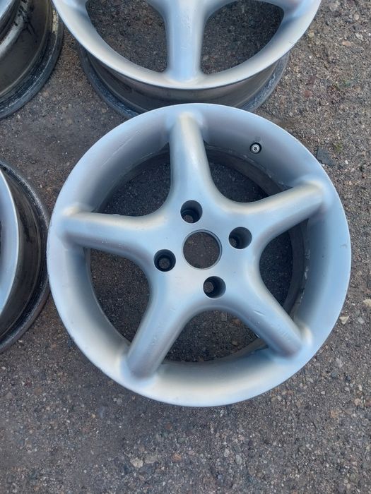 Диски R15 оригинал на Audi 80.