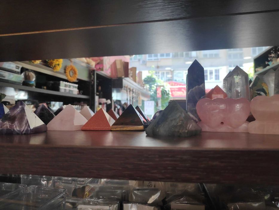 Фигурки и пирамиди от полу-скъпоценни камъни