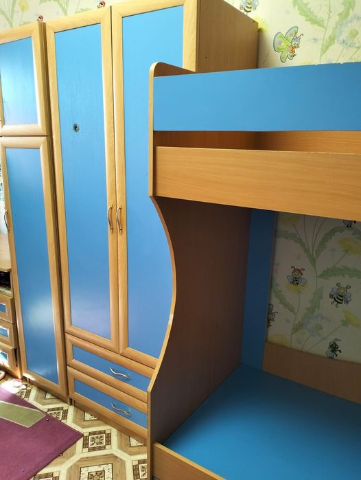 Продам гарнитур и двухъярусную кровать