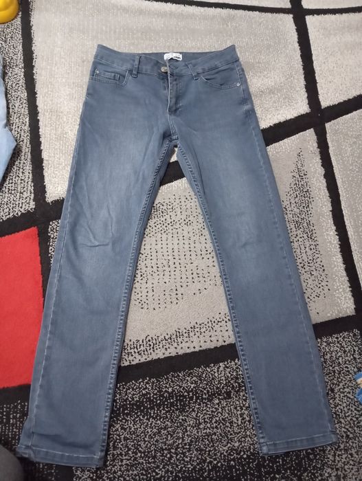 Vând blugi diferite culori.