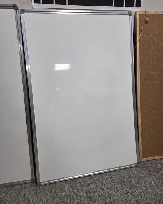 Бели дъски и коркова дъска