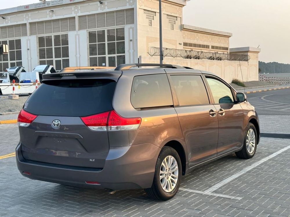 РњРёРЅРёРІСЌРЅ Toyota Sienna 2013