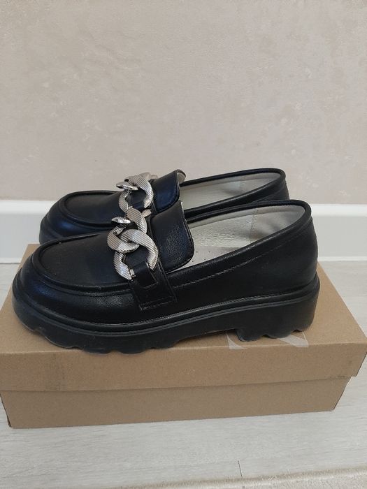 Продаётся детская обувь.