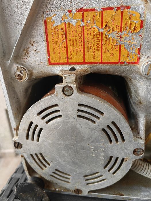 Продавам професионална кухненска машина за рязане