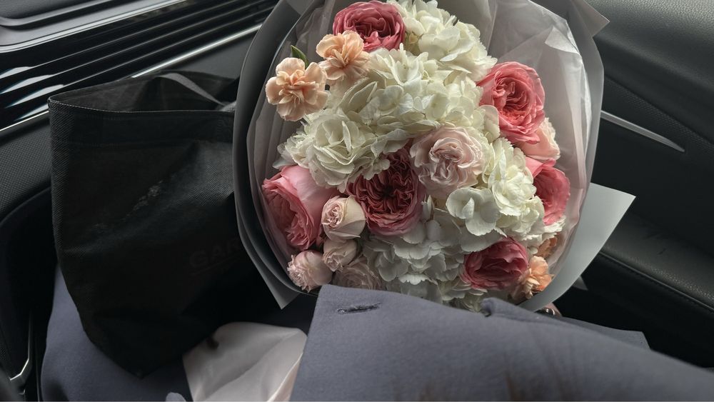 Цветы свежие красные розы и гипсофилы