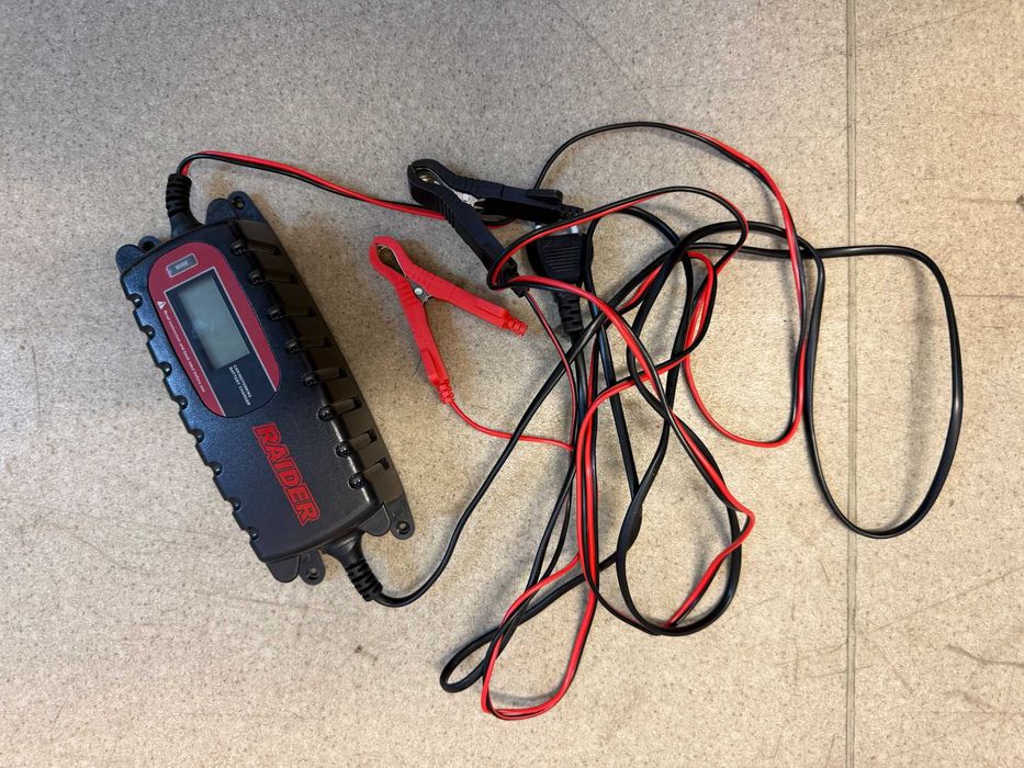 Зарядно за акумулатор инверторно/	Пистолети за боя  5бр