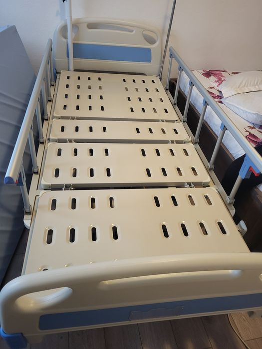 Vând pat de spital rabatabil profesional medical electric , însoțit de