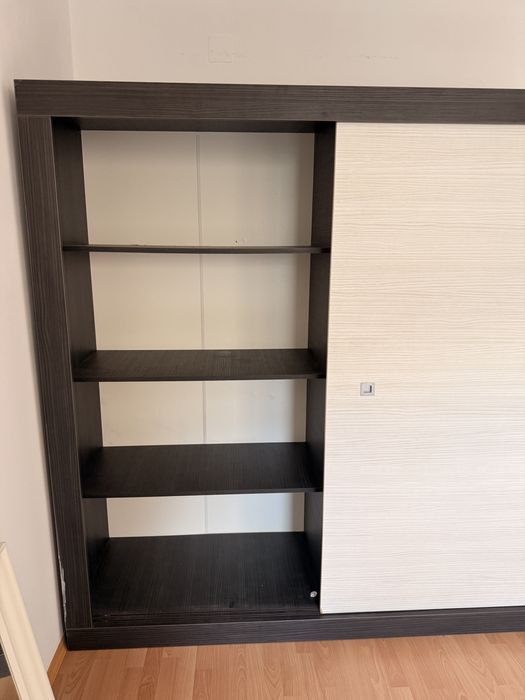 Гардероб с пръзгащи се врати