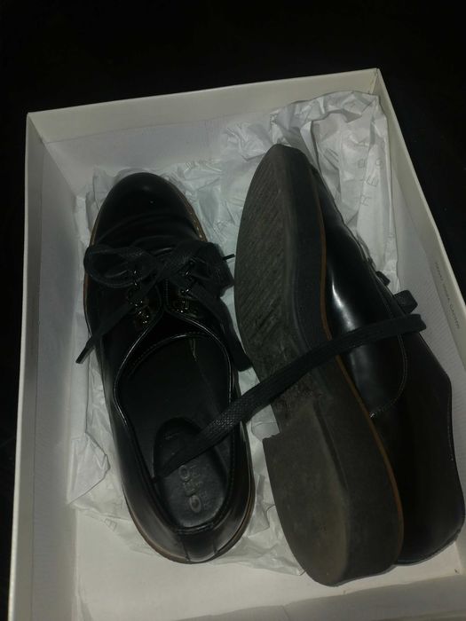 Продава обувки  40 номер.