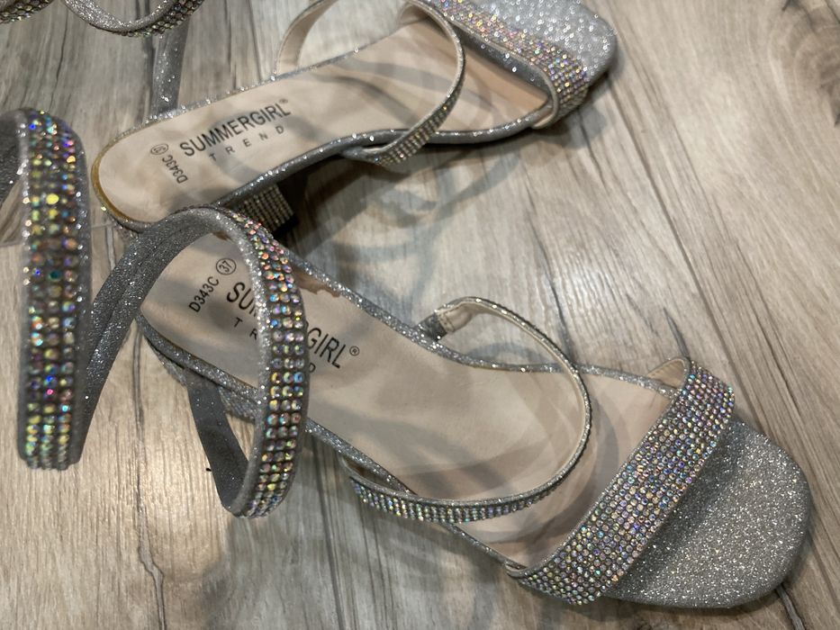 Босоножки со стразами
