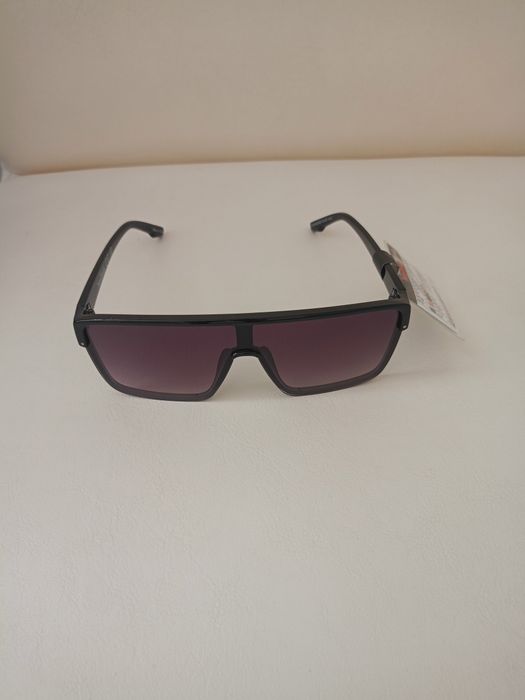 Vând ochelari de soare model deosebit produs de calitate superioara.