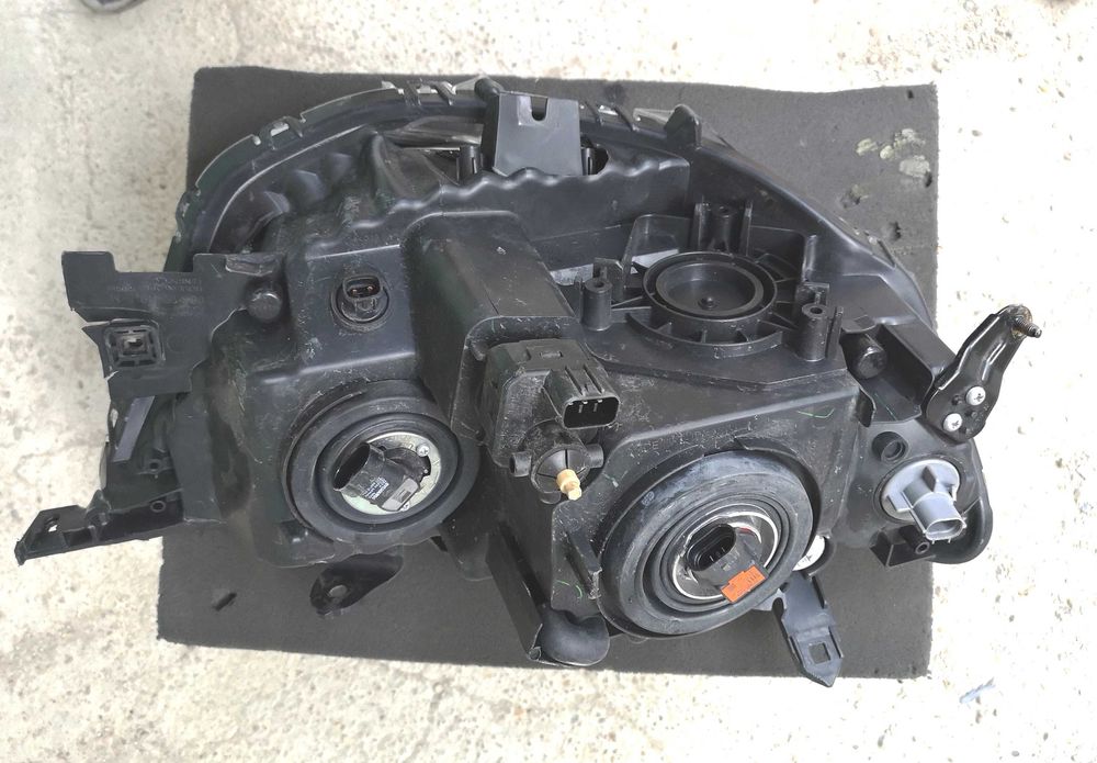 Оригинален фар Mitsubishi L200