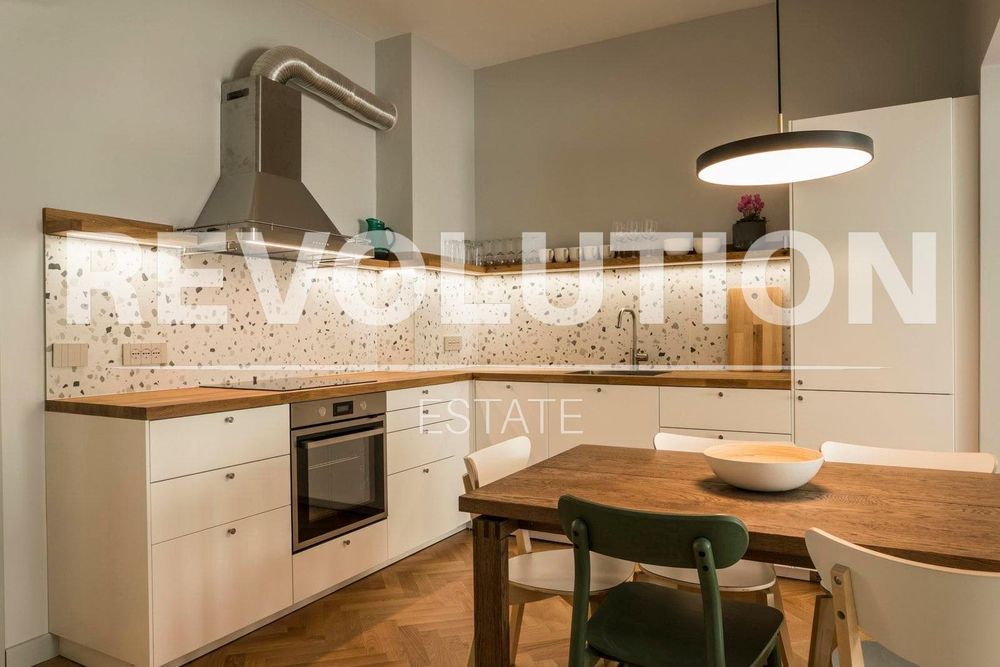 Тристаен апартамент в Центъра на София до НДК.