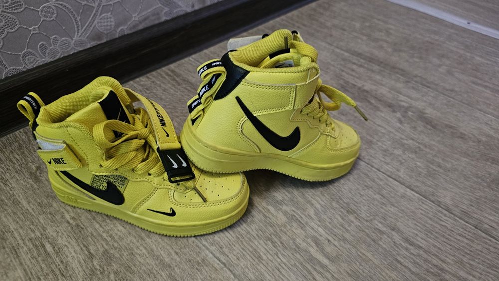 Продам высокие кроссовки