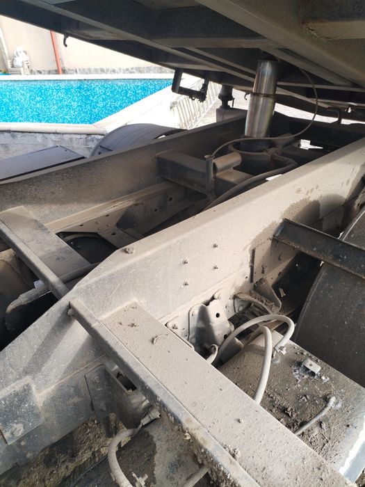 Autoutilitara Isuzu NPR dubla cabina, basculabila