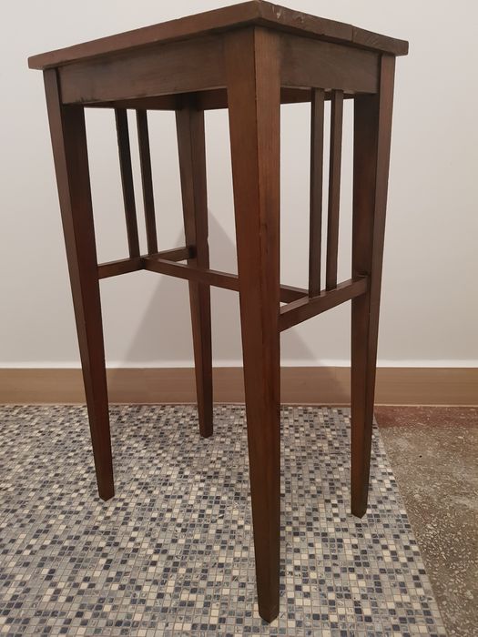 Măsuță veche din lemn.