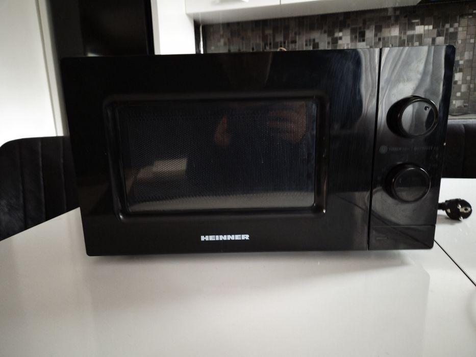 Cuptor cu microunde Heinner, negru, control mecanic