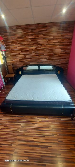 Продавам кожена спалня с матрак