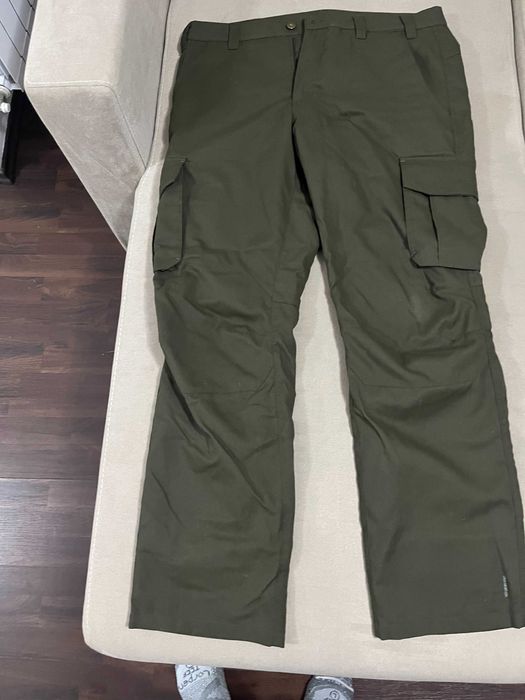 Haina , pantaloni si cizme de vanatoare/pescuit .