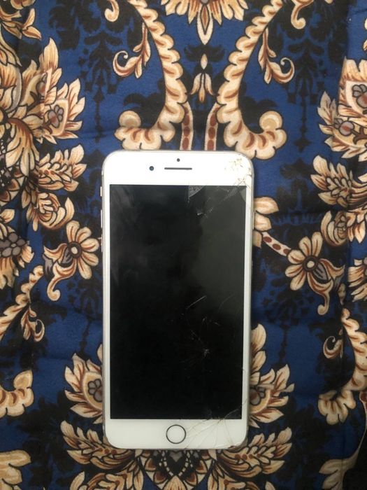 Arzonga iphone 8 plus telefon holati ortacha 750000 somga