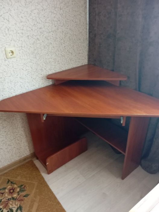 Продам стол компьютерный