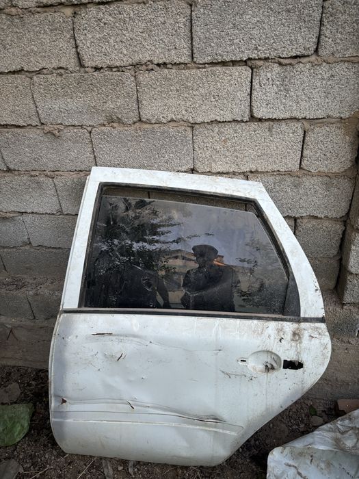 Дверь для машина