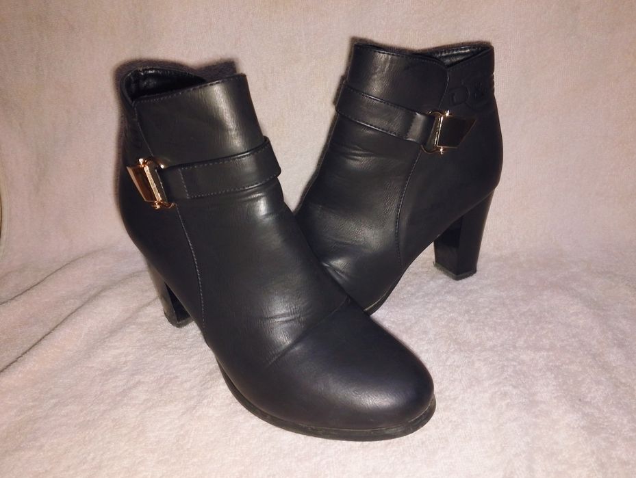 Аёллар этиги сотилади.