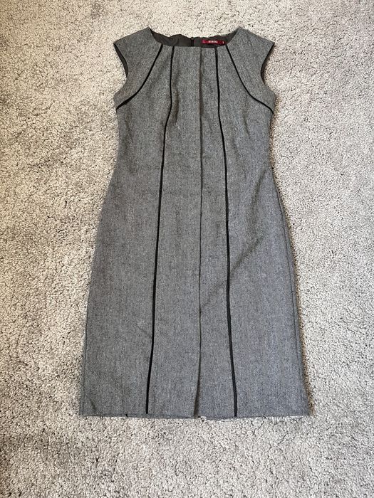 серое платье без рукавов, прямое