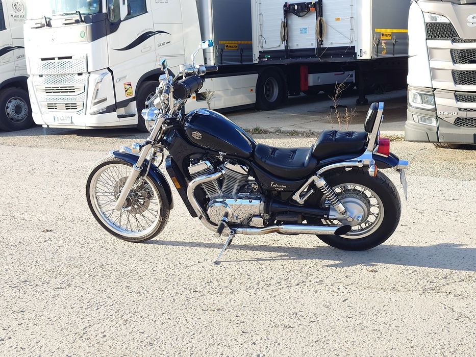 Suzuki intruder vs800