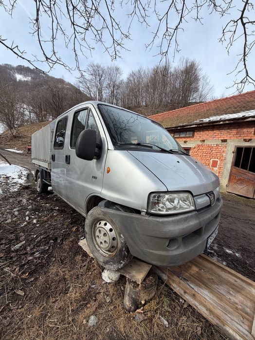 Peugeot Boxer cu prelată și 7 locuri
