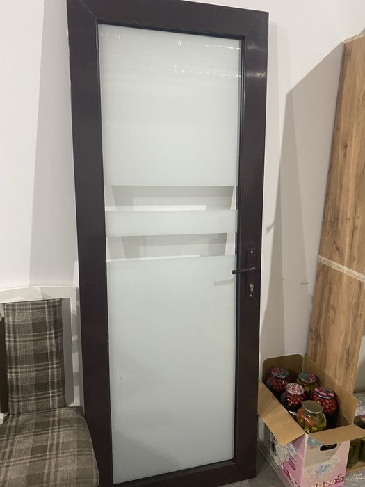 Дверь алюминевая