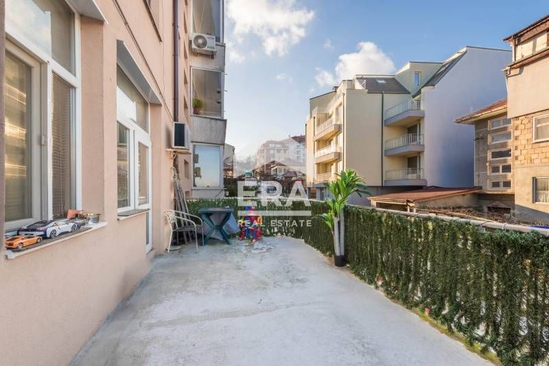 Тристаен, ексклузивен, обзаведен апартамент за продажба, с гараж и маз