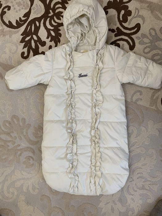 Продам  комбинезон ( 0-6  мес)