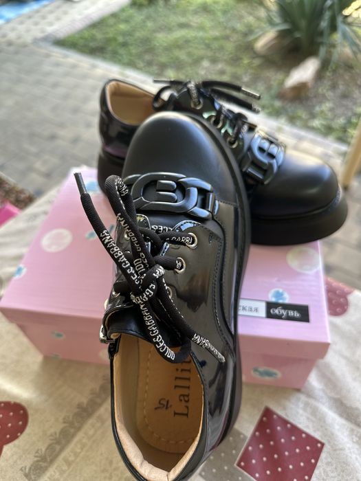 Темно-синие туфли на замке